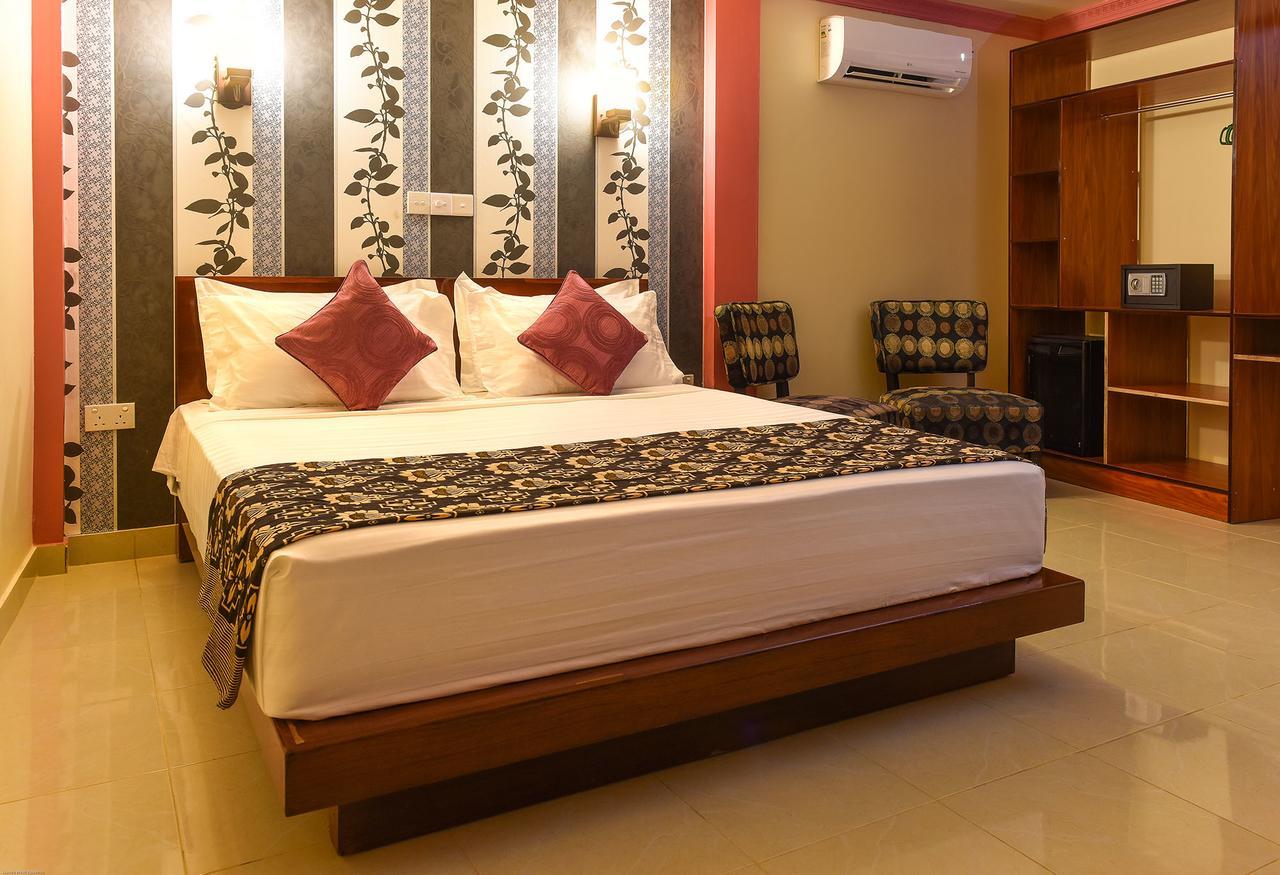 Surfretreat Hotel Bodufolhudhoo Esterno foto
